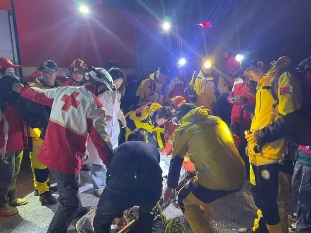 20多岁情侣杭州登山看雪景被困：只带了零食和水，鞋子也不防滑，男友是攀岩教练，女孩摔倒导致骨折：“再也不敢来了”