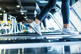 因未及时在微信群发10元红包被开除？公司：该员工执行力不佳、影响团队氛围！法院判了图片