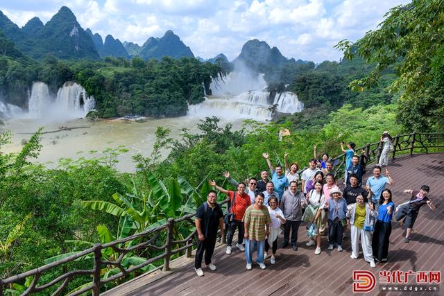 全国文旅媒体人暨文艺名家走进多彩边关