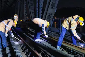 86岁的钱塘江大桥迎接又一个春运，这群年轻人为啥深夜上桥？图片