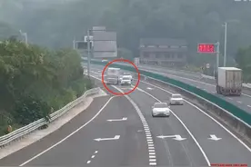 女子随意变道致货车侧翻驶离  事后称：变道时候看的前面图片