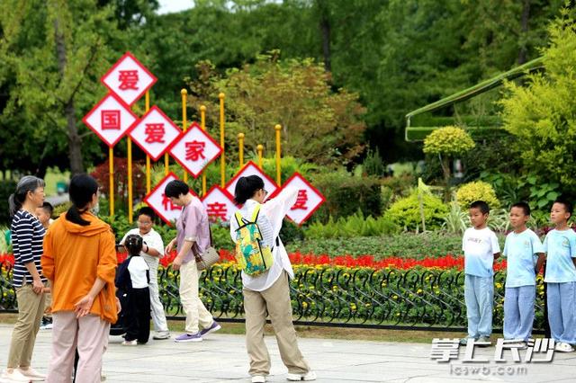 组图｜秋凉伴佳节 市民公园乐享节日时光