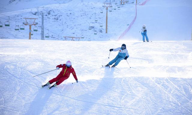 中国蓝观察丨赴俄免签来了！黑河口岸排长队 全国多地“卷”出冰雪新花样