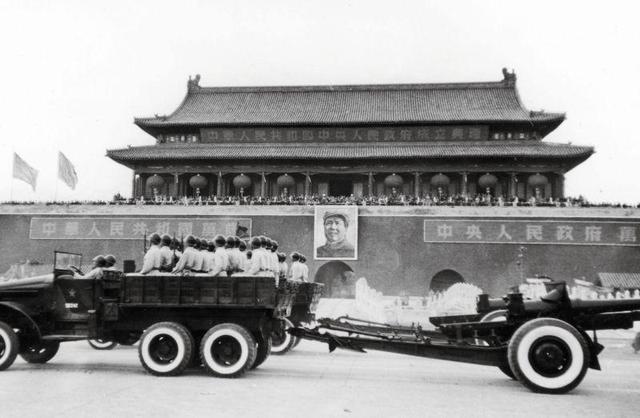 共和国的“心脏”：明清传统政治中枢如何成为人民广场？