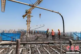 重庆：黄桷沱长江大桥南岸主塔封顶 创一项世界之最图片