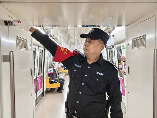 成都地铁保安帮行动不便乘客系鞋带