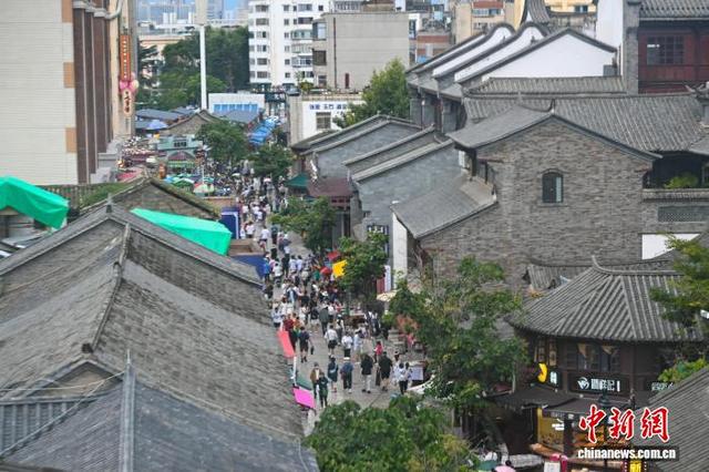 昆明老街暑期旅游人气旺