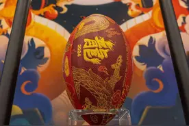 （体育）美国职业橄榄球大联盟“超级碗”推出“龙”标橄榄球图片