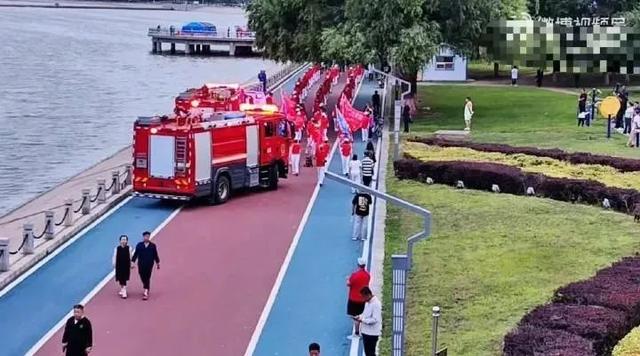老年暴走团逼停消防车和救护车！牵头人：没拉警报不让道
