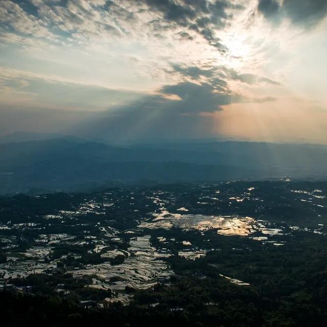 秋日登高 | 赤壁丹霞映云海，梯田如画正当时