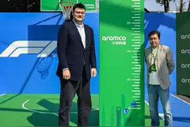 梦幻联动！姚明范志毅罕见同框，网友：范大将军“小鸟依人”图片