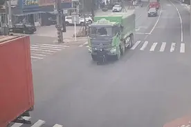 老人过马路时进视线盲区被车推行 小伙骑车狂追数百米提醒获评见义勇为图片