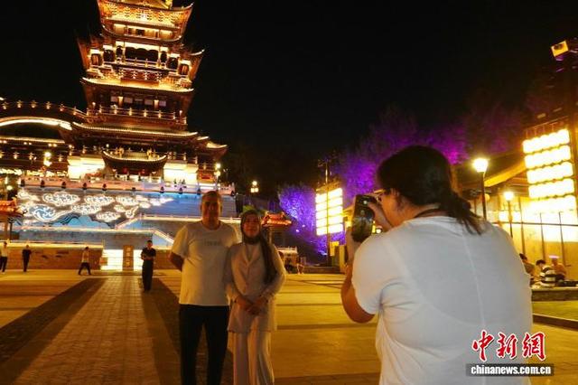 浙江义乌：鸡鸣阁夜色如画 吸引中外游客打卡