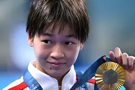 全红婵回答记者提问：不会因年龄改变风格，第三跳失误源于观众瞎喊打乱节奏！图片