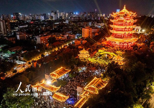 湖北武汉：夜游黄鹤楼