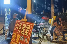 一面镜子、一把剪刀，合肥一工人夜间化身“月亮理发师”图片