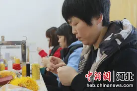 河北易县：绳结编织带动农村妇女就业图片