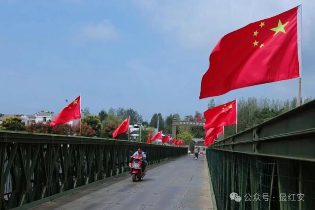 中国红，红安红！