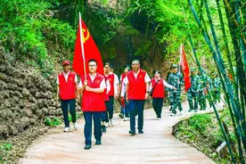 “红飘带”在滇中牟定高高飘扬图片