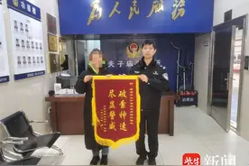 鹦鹉晒太阳时被人捡走，民警助力快速找回图片