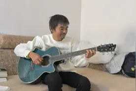 “面筋哥”肝移植手术后：躺在ICU数天花板格子，恢复后继续弹吉他唱歌，想留下作品图片