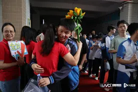 带一朵向日葵，再和你拥抱一次！惠州老师为考生送上温情祝福图片