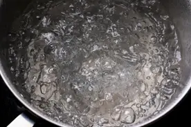研究：将水烧开5分钟，可去除水中近九成微塑料颗粒图片