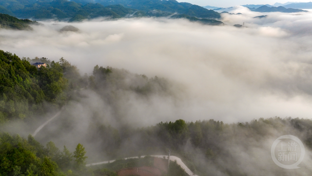 晨雾锁山道 朝阳暖山乡