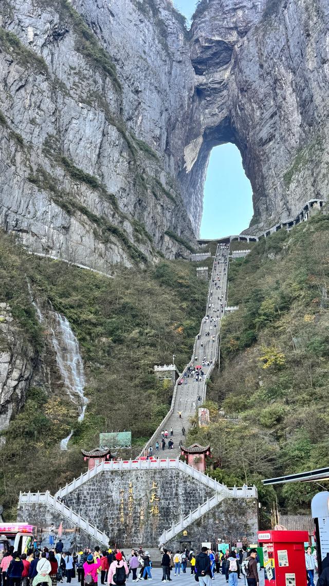 五问“越野车景区爬阶梯”：是否损害游客权益和影响生态环境