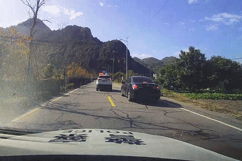 浙江一女子取出300万公司年底分红	，放进一辆黑色无牌轿车，警方一路追击，两辆警车一前一后将车辆成功拦截	，当场抓获2名嫌疑人