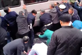 两婆婆被卷入货车车底，警民合力抬车仅用16秒成功解救 两人经治疗已逐渐恢复图片