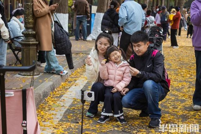 青岛八大关，乌泱泱的人为一件事而来！一款“魔法帽”火了！现场照片→