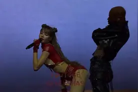 BLACKPINK Lisa科切拉辣爆了！　「臀贴男舞者下面狂摇」网看呆图片