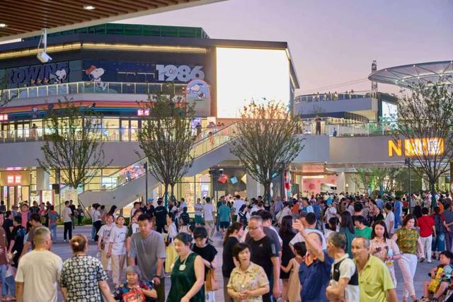 日均客流约6万人次，上海乐高乐园配套商业街人气从何而来？