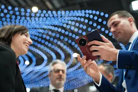 MWC 2025观察｜华为Mate XT 非凡大师创新三折叠形态吸引全球目光图片