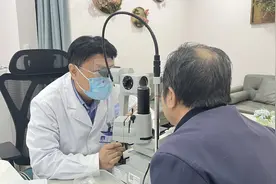 男子眼前突然一片黑影，竟然是视网膜掉下来了？图片