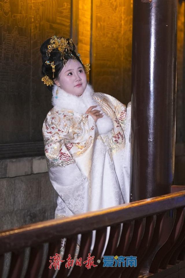 老城冬夜光影醉游人