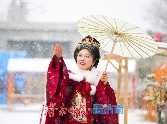 青砖黛瓦披银装，雪后泉城美到穿越