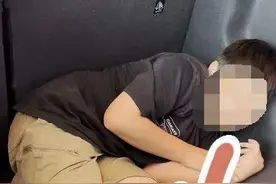 9岁男孩与亲爸后妈出门被塞后备箱 生父：孩子是自愿的图片
