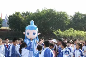 小学科技节有多嗨？哪吒敖丙与无人机登场，趣味科学挑战任玩图片