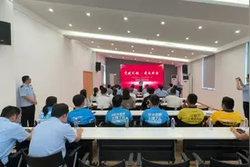 金山这里的外卖小哥，都领到一个小袋子……图片