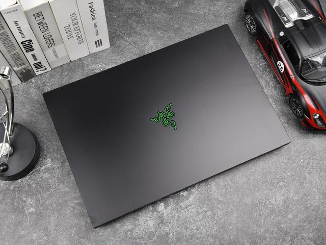 上手体验雷蛇灵刃18 2025：18英寸超薄游戏本天花板