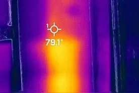 美国幼儿称卧室有怪物，结果墙体内发现5万只蜜蜂和一个上百磅重的蜂巢图片