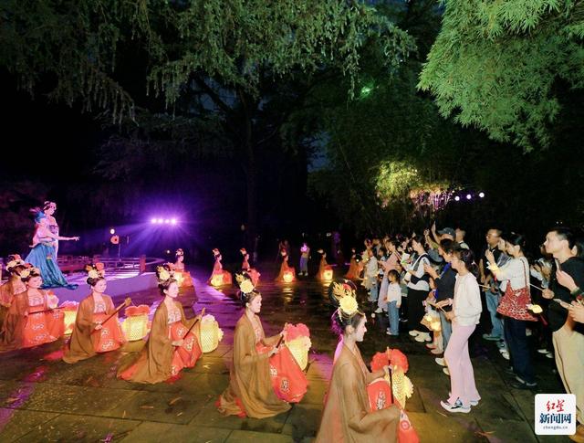 “望江梦华·薛涛吟”公园实景沉浸式夜游首演 9月28日起定期开演每晚两场
