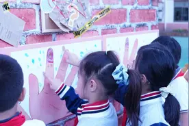 这所小学的老师为何陪着学生玩角色扮演？生涯教育教会他们认识自己、学会选择图片