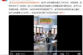 毕业生穿校服回母校悄悄看老师：假装趴桌上睡觉，老师认出后满脸惊喜图片