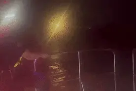 夫妻俩追求浪漫，买橡皮艇夜游西江！意外来了……图片