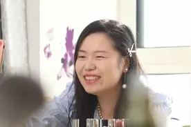 90后姑娘失明后成为盲人化妆师 靠听觉和触觉感知世界图片