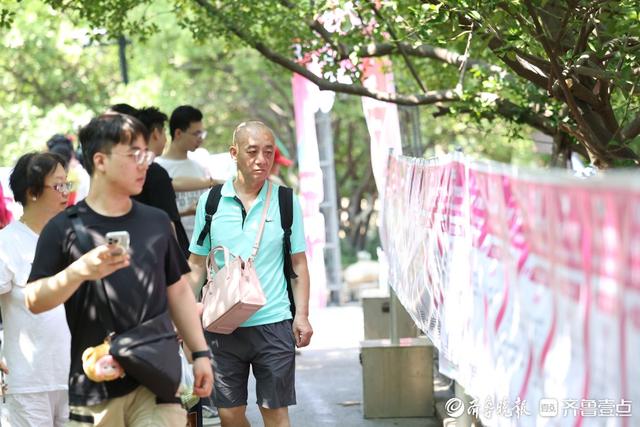 图集｜七夕“遇上”千人联谊会，定格烟台山上的“甜蜜”瞬间