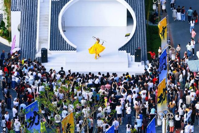 秋晚带动文旅热潮 四川德阳景区人数持续攀升，同比增长6.58%